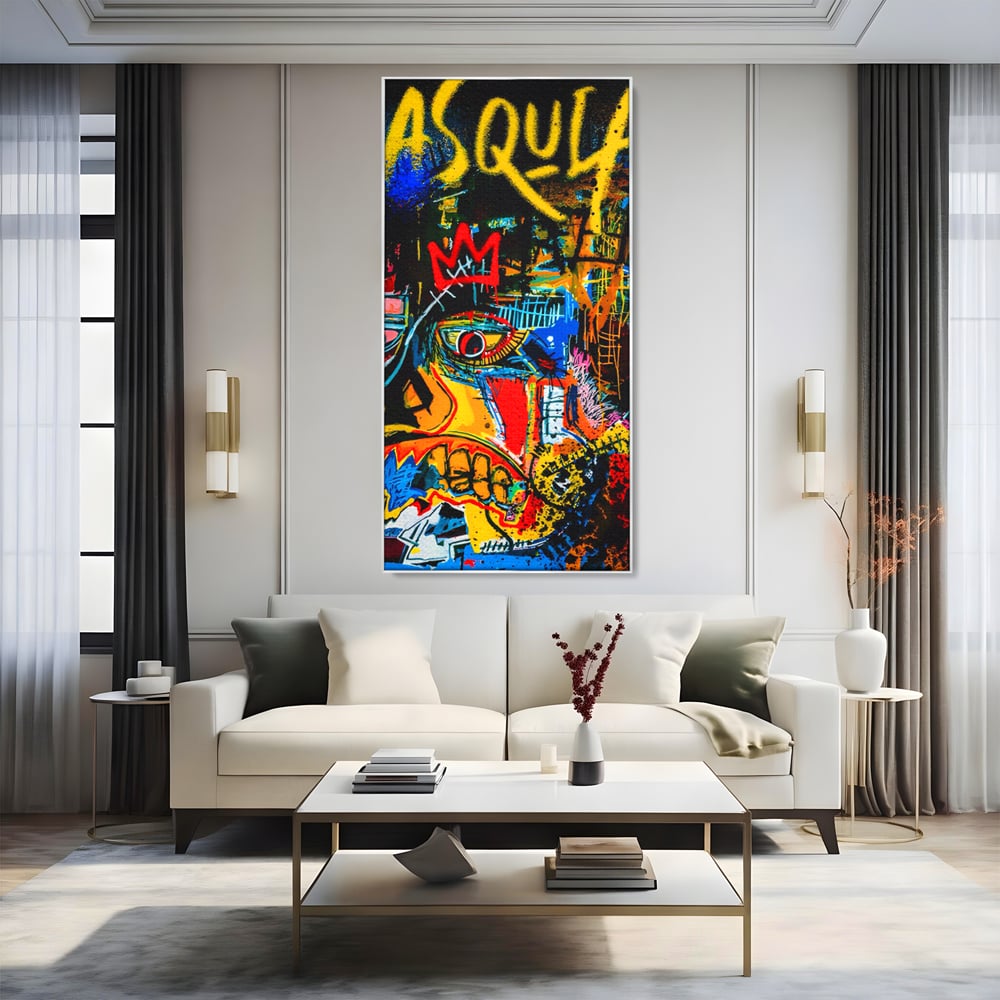 Tablou canvas cu tablou canvas cu portret pop art si coroana rosie, in rama de aluminiu argintiu, pe perete intr-un living